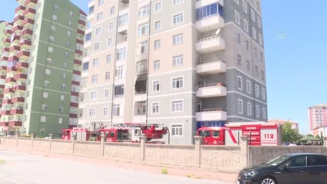 Apartman dairesinde çıkan yangında 4 kişi dumandan etkilendi