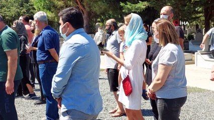 Aşı olmayı reddedip koronadan ölen gazeteci defnedildi