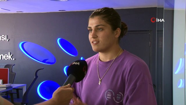 Busenaz Sürmeneli: 'İki olimpiyat altın madalyası alarak profesyonel boksa geçmek istiyorum'- Olimpiyat şampiyonu Busenaz Sürmeneli:- 'İnşallah nice madalyalar getiririm ve insanları mutluluktan ağlatırım'
