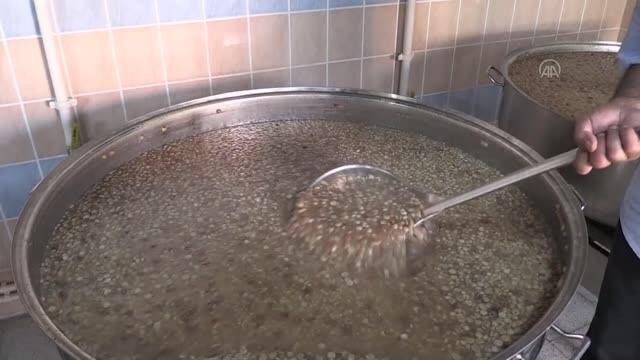 Muharrem ayı dolayısıyla 3 cemevinde aşure dağıtılıyor