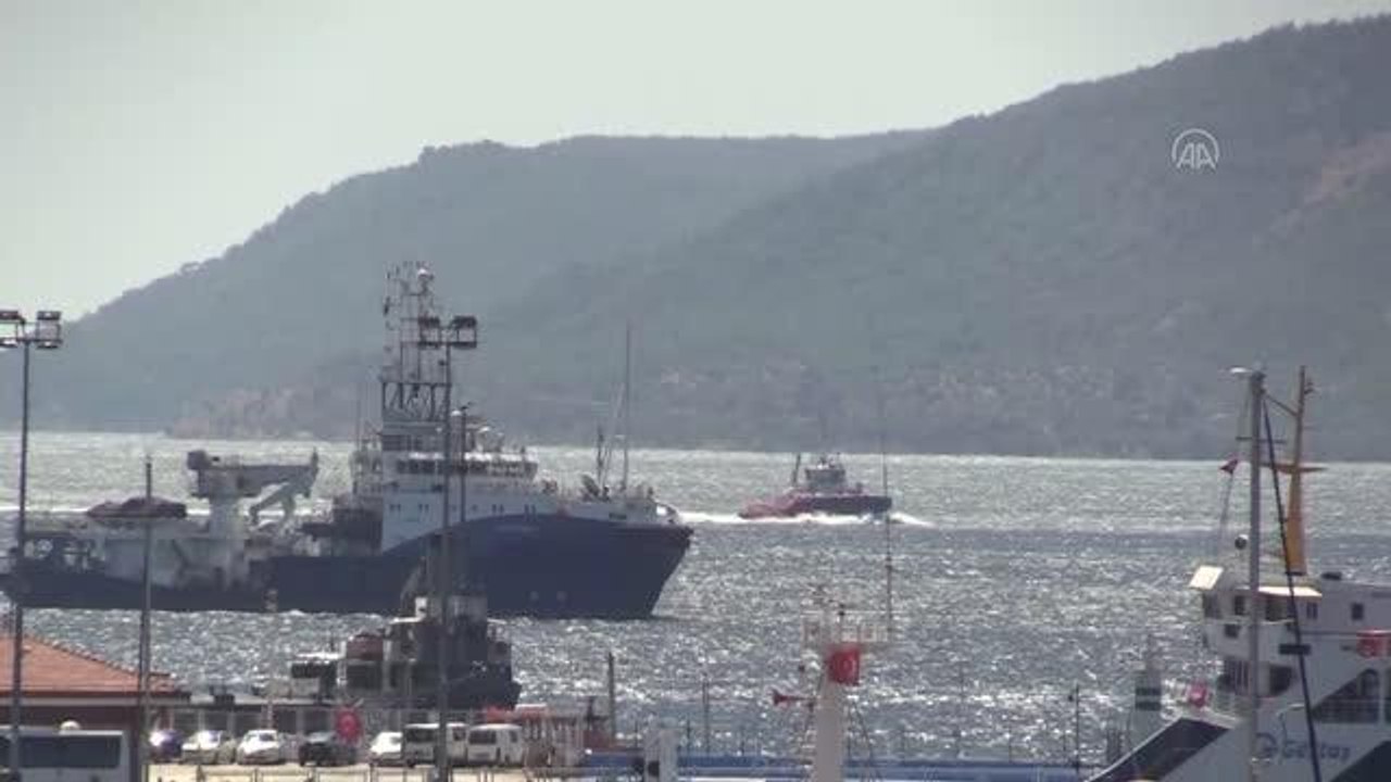 ÇANAKKALE - Rus donanmasına ait arızalı tanker Çanakkale Boğazı'ndan geçirildi