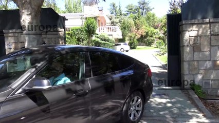 Ana Maria Aldón sale de casa en un coche de producción evitando las preguntas de la prensa