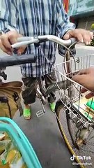 Cụ ông chắp tay cảm ơn MTQ khi nhận quà từ thiện