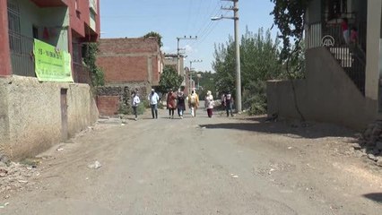 DİYARBAKIR - Sokak sokak dolaşıp Türkçe ve Kürtçe anonslarla aşı çağrısı yapıyor