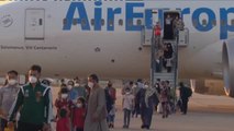Los máximos dirigentes europeos visitan el centro operativo de evacuados afganos en Torrejón de Ardoz