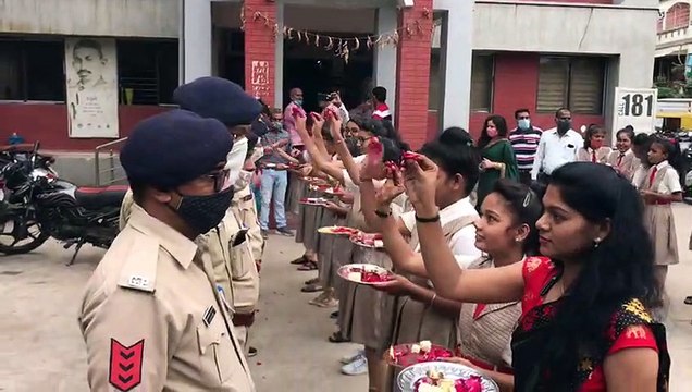 छात्राओं ने पुलिस कर्मचारियों को बांधी राखी, मिला सुरक्षा का वचन