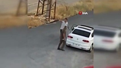 Boşanma aşamasında olduğu eşini sokak ortasında darp etti...O anlar kameralara yansıdı