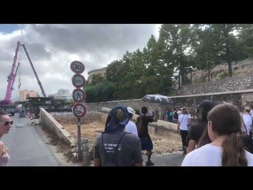 Marseille : les manifestants anti-pass forcent et pénètrent sur le chantier des passerelles Rabatau