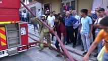 Sultangazi’de madde bağımlısı genç evi yaktı