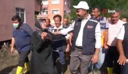 Son dakika: Sel mağduru kadın Bakan Kurum'a sarılarak ağladı: "Allah devletimize zeval vermesin"