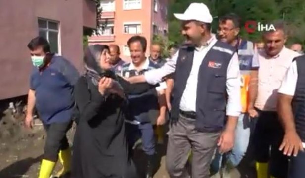 Son dakika: Sel mağduru kadın Bakan Kurum'a sarılarak ağladı: Allah devletimize zeval vermesin
