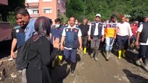 Kastamonu'daki sel felaketinde mağdur olan bir vatandaş Bakan Kurum'a sarılarak ağladı: 'Allah razı olsun'