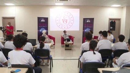 Bakan Kasapoğlu, Akdeniz Üniversitesinde gençlerle buluştu