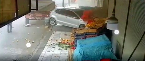 Otomobil sürücüsü manav dükkanına daldı