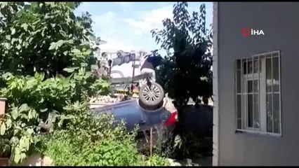 Edirne'de otomobil bahçeye daldı, faciayı ağaç önledi