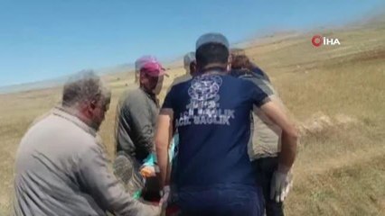 Devrilen traktörün altında kalan yaşlı adam yaralandı