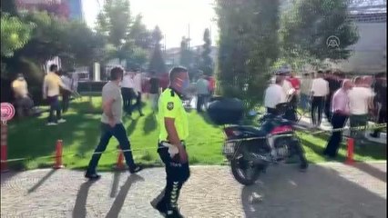Berber çalışanını pompalı tüfekle rehin alan kişi ikna edilmeye çalışılıyor