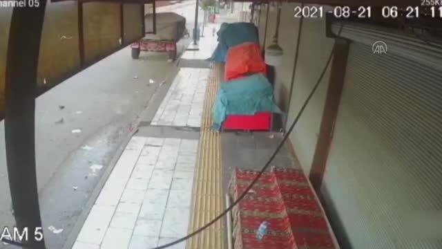 Otomobilin manav dükkanındaki tezgaha çapma anı güvenlik kamerasında