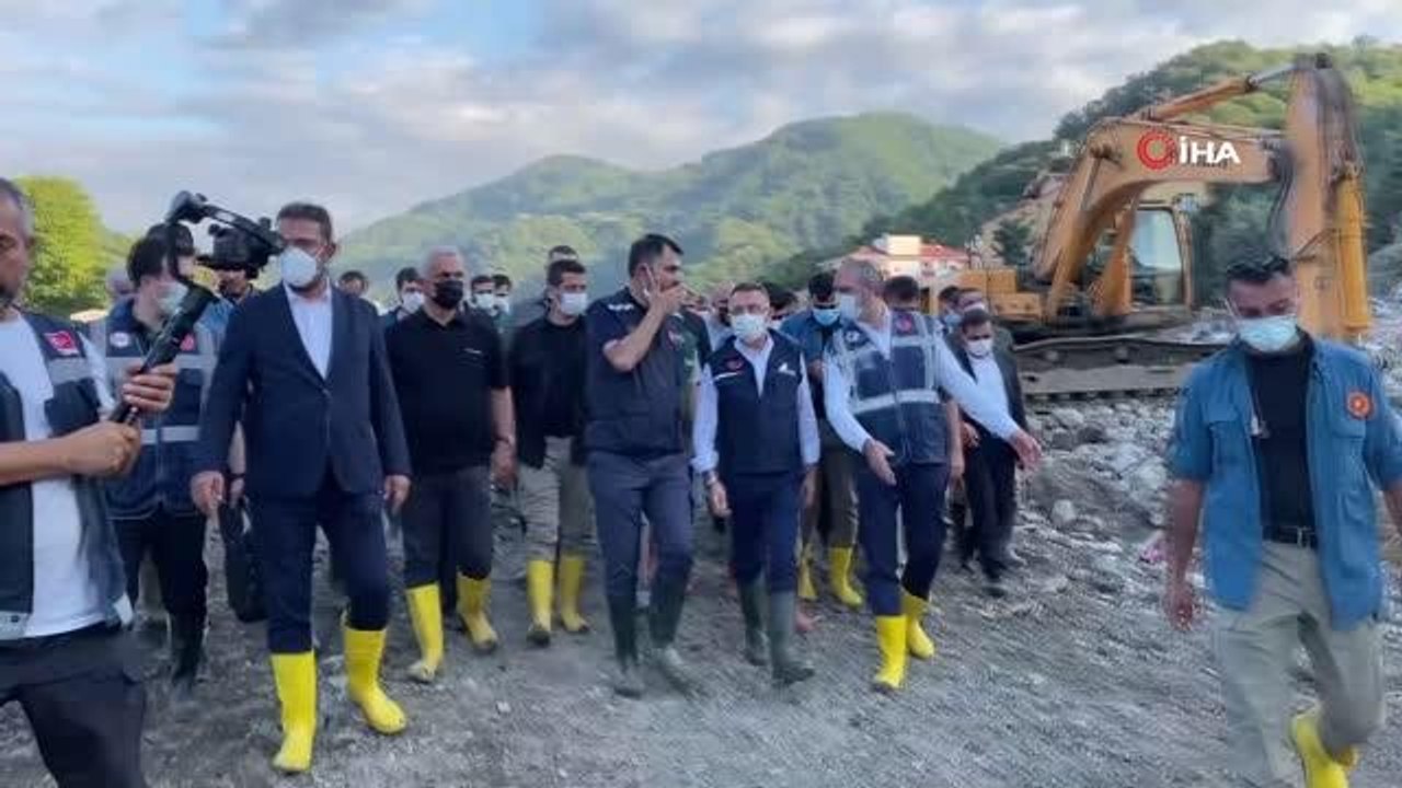 Fuat Oktay, kendisine 'Fuat dede' diye seslenen çocuklara oyuncak dağıttı