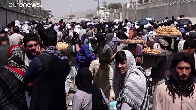 Хаос в районе аэропорта не прекращается