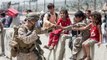 Soldados ajudam crianças no Afeganistão