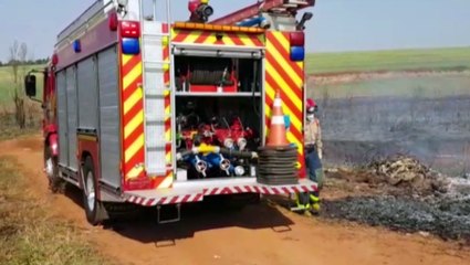 Corpo de Bombeiros combate incêndio em vegetação no Jardim Veneza