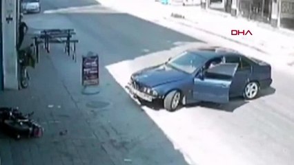 Hatalı dönüş yapan otomobile çarptı, takla atarak yere düştü