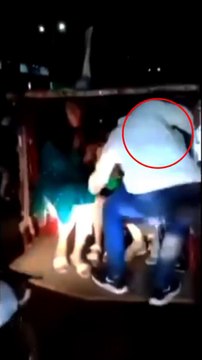 PAKISTAN Rickshaw girl molested video | larka larki ko kiss ker k bhag gaya