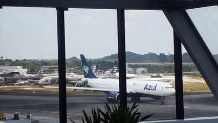 Eu estava filmando o taxiamento do Airbus A330 PR-AIZ quando fui surpreendido...