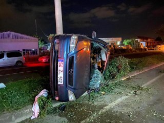 Taklalar atan otomobil direğe çarparak durabildi: 1 yaralı