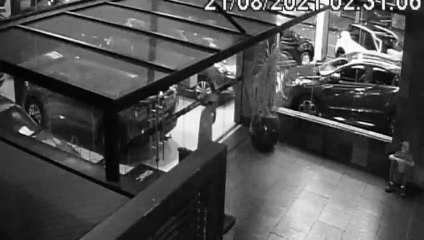 Dupla tenta arrombar porta de revendedora de veículos no Centro; Veja o vídeo