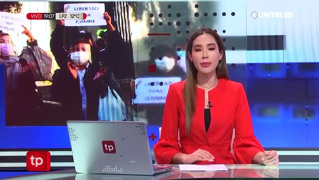 Activistas y opositores mantienen vigilia en el penal de Miraflores pidiendo que Jeanine Añez se defienda en libertad