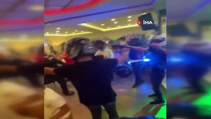 Düğünde motosiklet şov: Damadın arkadaşlarının yaptığını görenler şaşkına döndü