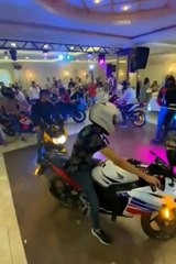 Düğünde motosiklet şov: Damadın arkadaşlarının yaptığını görenler şaşkına döndü