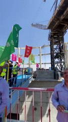 تركيب آخر كمرة في الهيكل المعدني الإنشائي للبُرج الأيقوني بالمنطقة المركزية للأعمال بالعاصمة الإداري