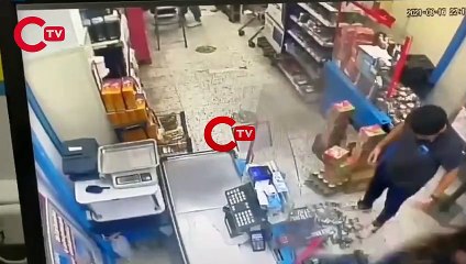 A-101'de skandal görüntüler! Kadın çalışana saldırı