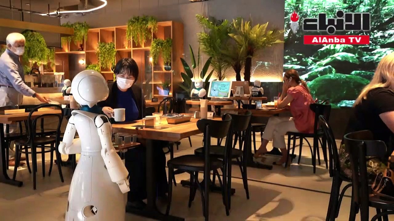 روبوتات يحركها معوقون مِن بُعد تستقبل زبائن مقهى ياباني