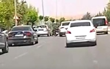 Otomobilin altında kalmaktan son anda kurtuldu...O anlar cep telefonu kamerasına yansıdı