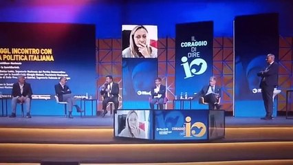 Salvini: "Rivedere reddito cittadinanza". Il gesto di Conte - Video