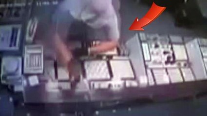 Kuyumcunun yüzüne taşla vurup altınlarla kayıplara karıştı! O anlar kamerada