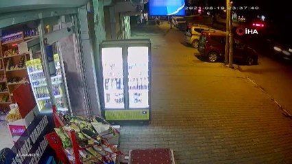 Son dakika haber! Esenyurt'ta üç arabaya çarpan alkollü sürücü kamerada