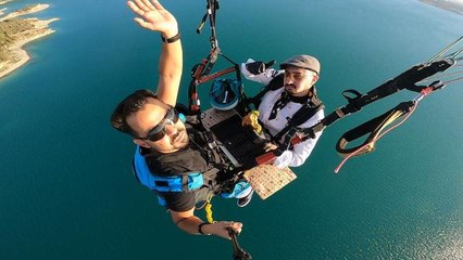 Yamaç paraşütü yapan aşçı havada hamburger hazırladı