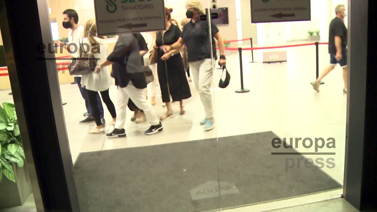 María Del Monte sale del tanatorio de su madre, Bibiana, completamente rota de dolor