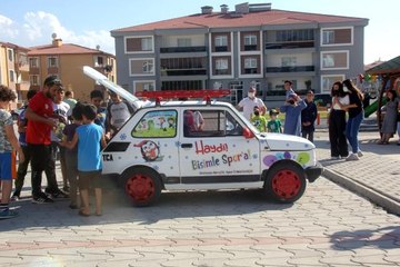 Çocukları spora teşvik etmek için süslediği mini otomobille mahalle mahalle geziyor