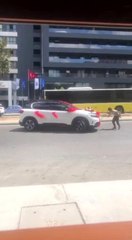Son dakika haberleri! Ümraniye'de gelin arabasının önüne atlayan çocuklar trafiği birbirine kattı