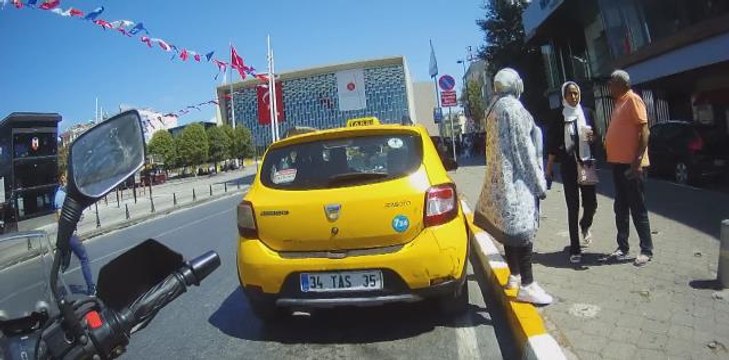 Taksim'de turistlerin taksici isyanı! Taksimetre açmadı, pazarlık yaptı anlaşamayınca da müşterileri taksiden indirdi