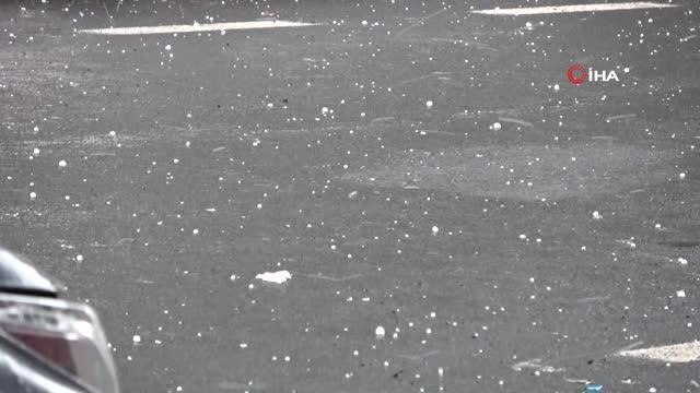 Ardahan'ı sağanak yağış ve dolu vurdu, sokaklar sele döndü