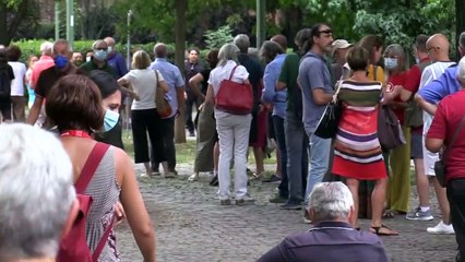 Gino Strada, la lunga coda per salutarlo: centinaia di persone in fila sin dal mattino