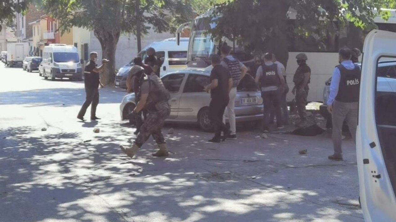 Çaldığı araçla kaçarken polisle çatıştı, teslim olmayıp intihar etti