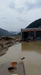 SELİN VURDUĞU AYANCIK'TA BİR DÜKKANIN YIKILMA ANI KAMERADA